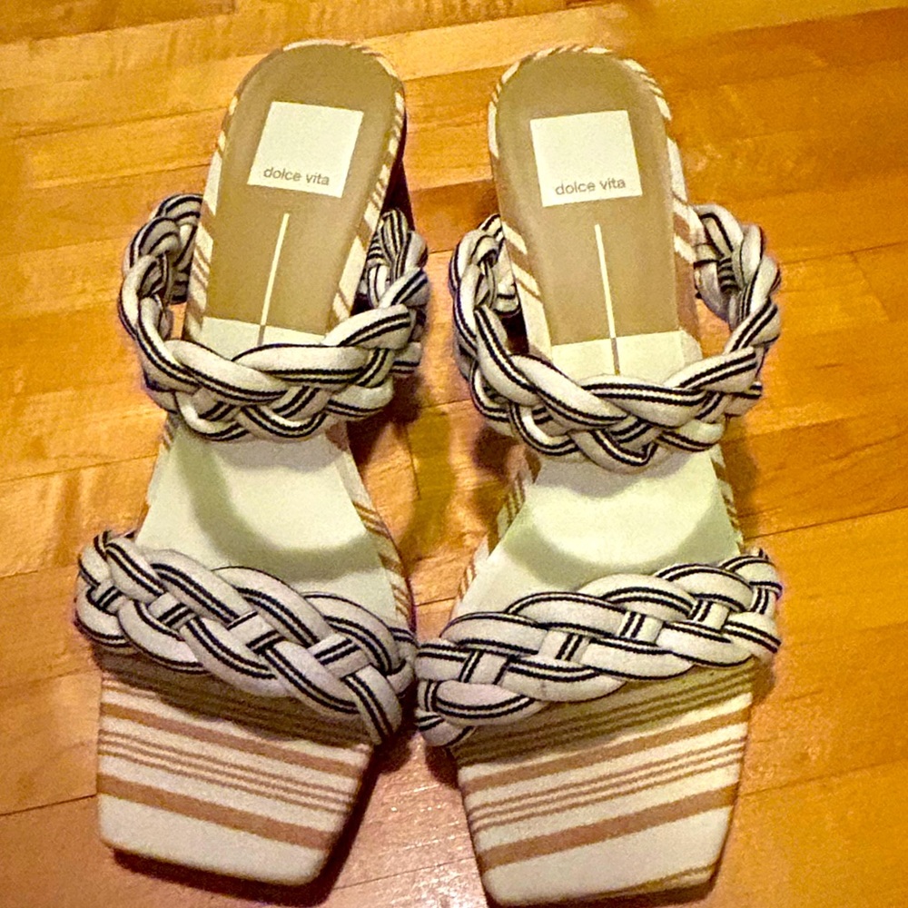 NWOT Dolce Vita sandals